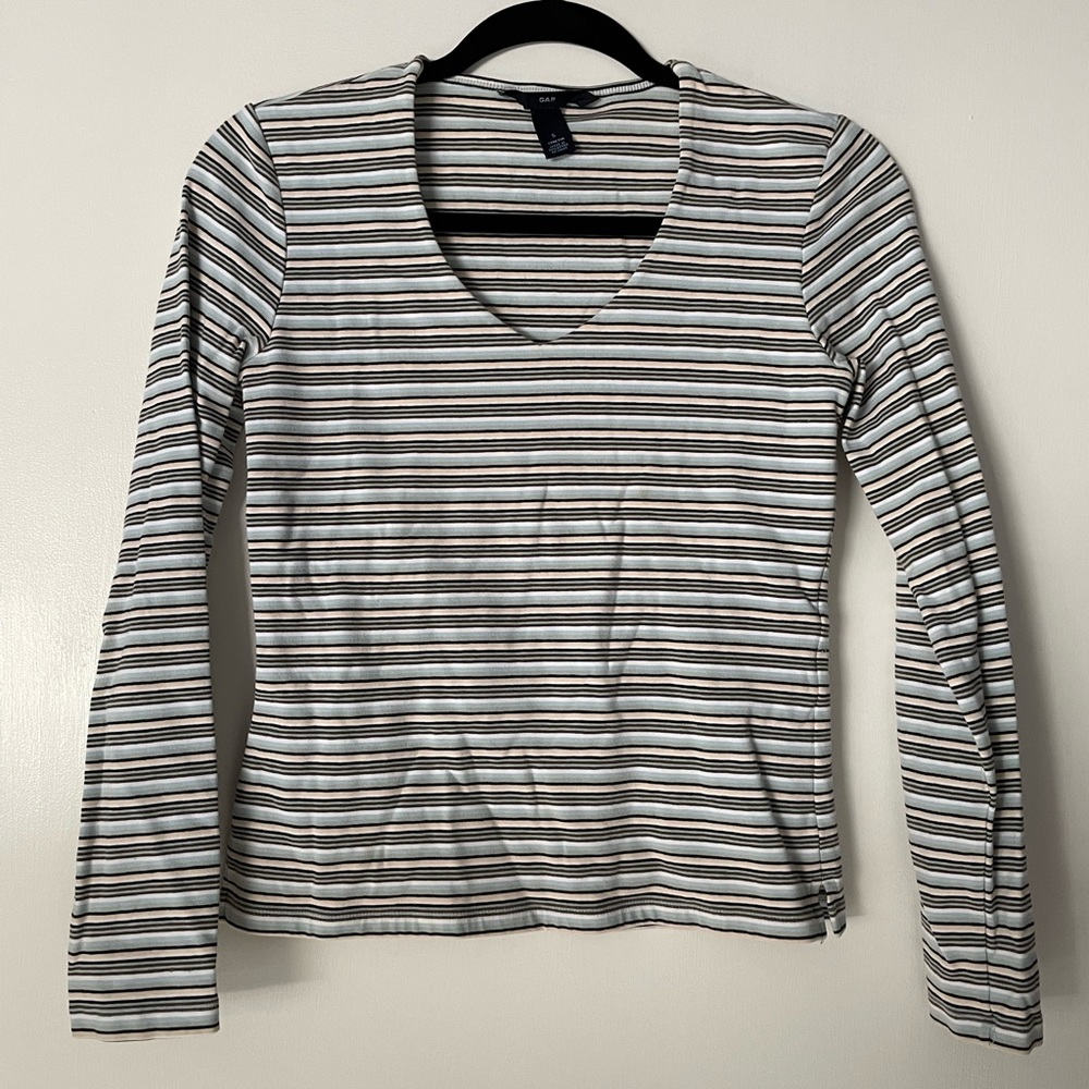 ✨3/$10✨ EUC GAP stretch striped v neck long sleeves top